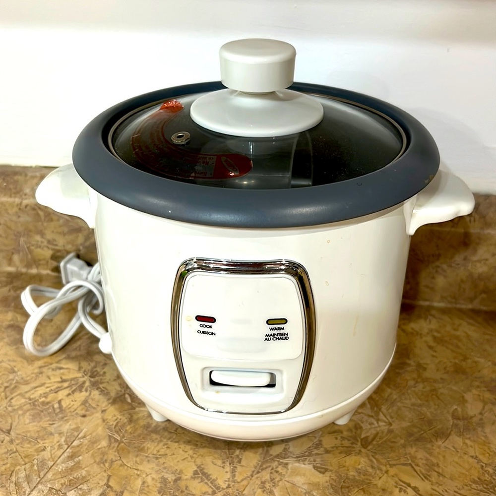 Small rice cooker